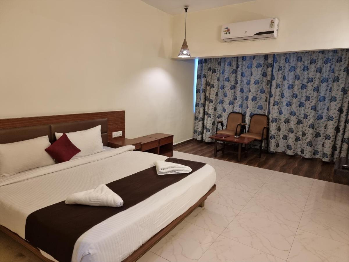 Hotel Lions Den 罗纳瓦拉 外观 照片